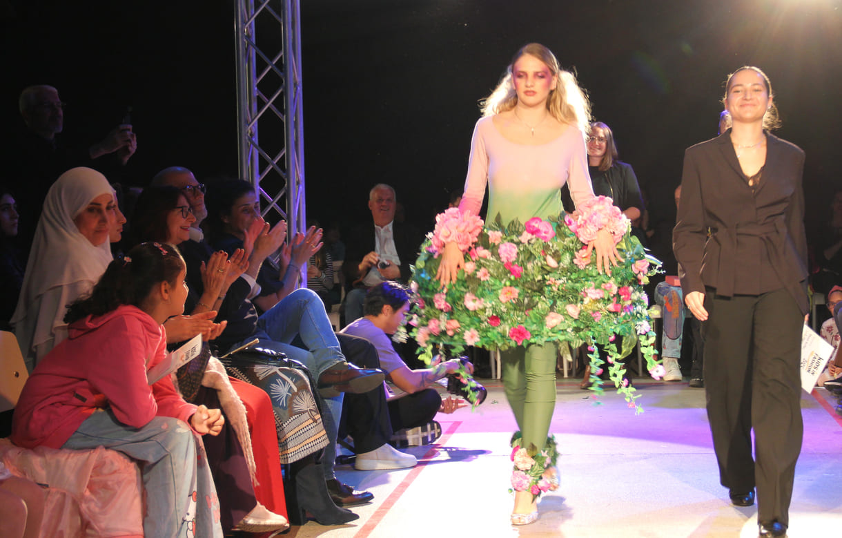Maya Kofler und das model, das ihr Design präsentiert