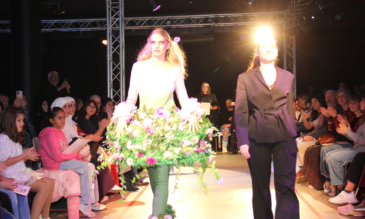 Maya Kofler und das model, das ihr Design präsentiert