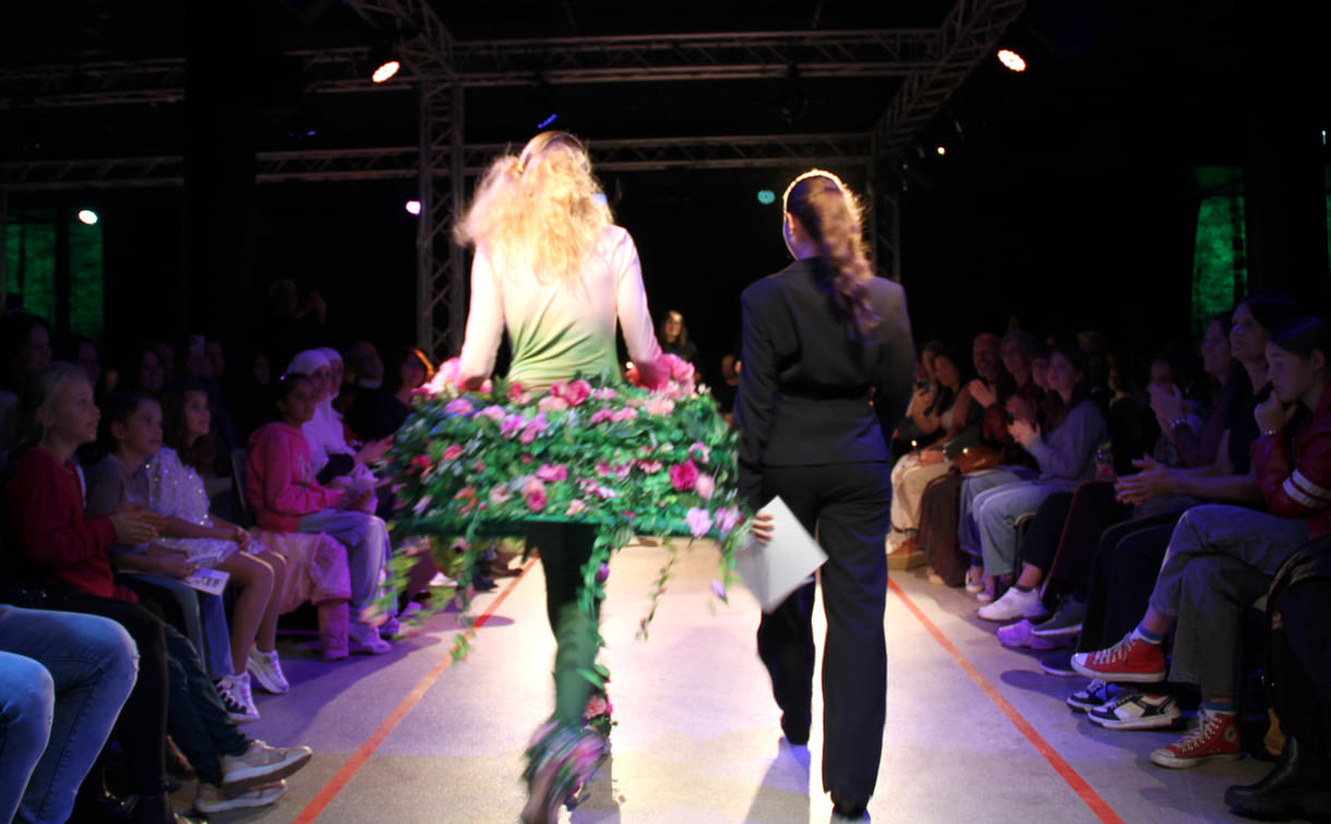 Maya Kofler und das model, das ihr Design präsentiert