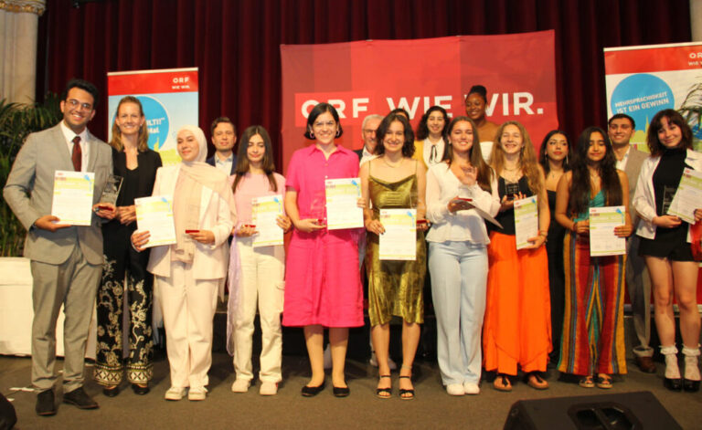 Gruppenfoto der ältesten Preisträger:innen - 11. bis 13. Schulstufe