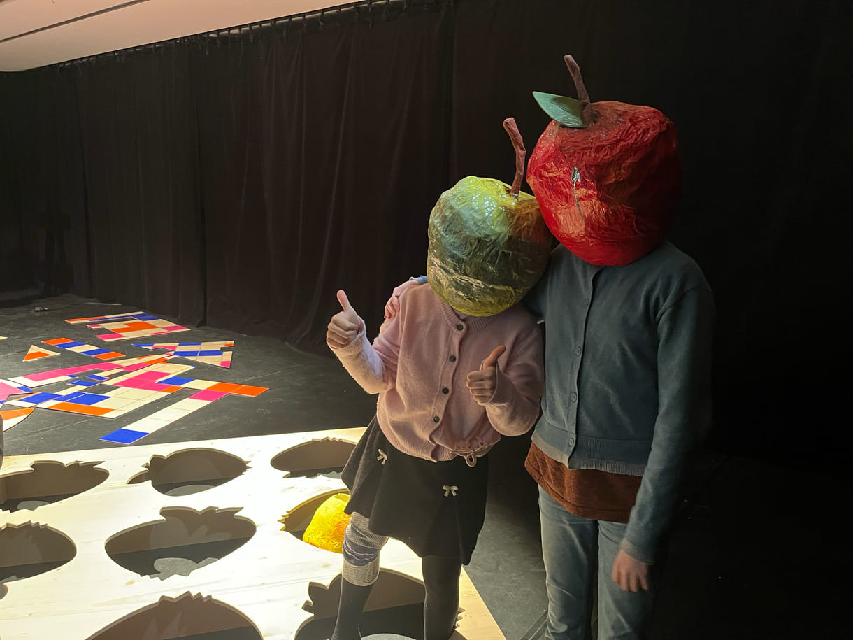 Dunja und Clara mit Apfelköpfen