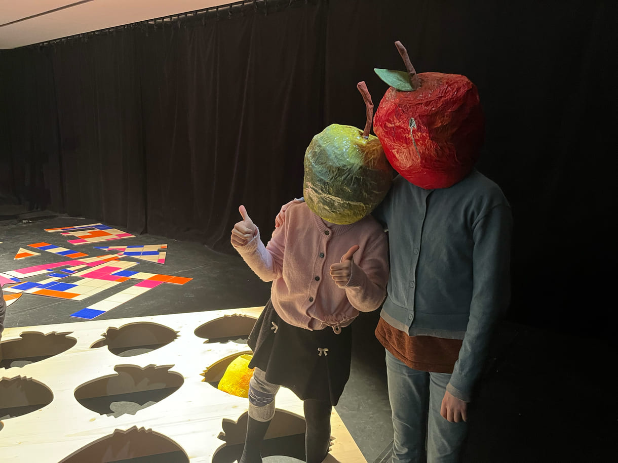 Dunja und Clara mit Apfelköpfen