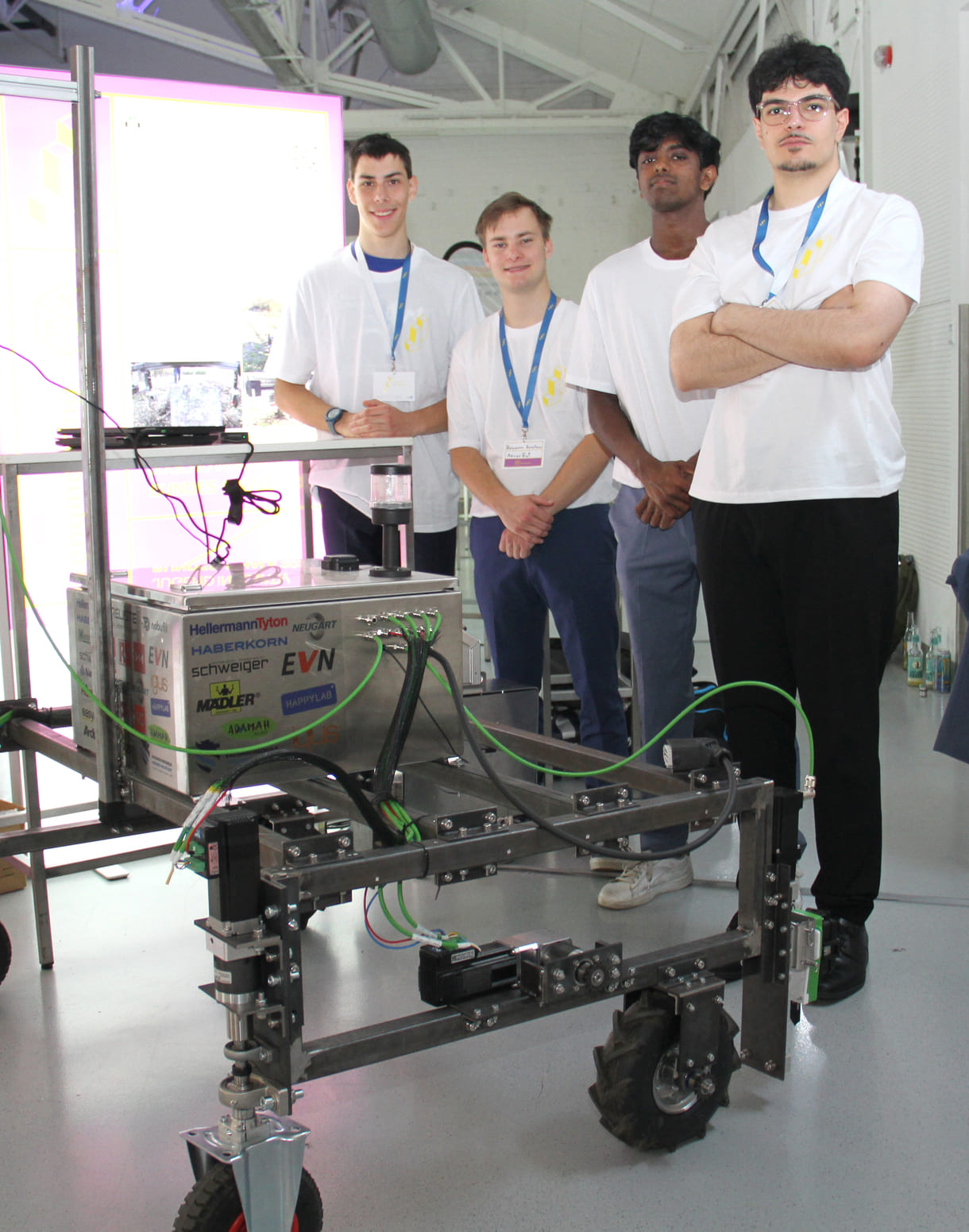 Erik Steger, Benjamin Kerschner, Milan Sebastian und Burhan Özbek mit ihrem Roboter für Bio-Landwirtschaft