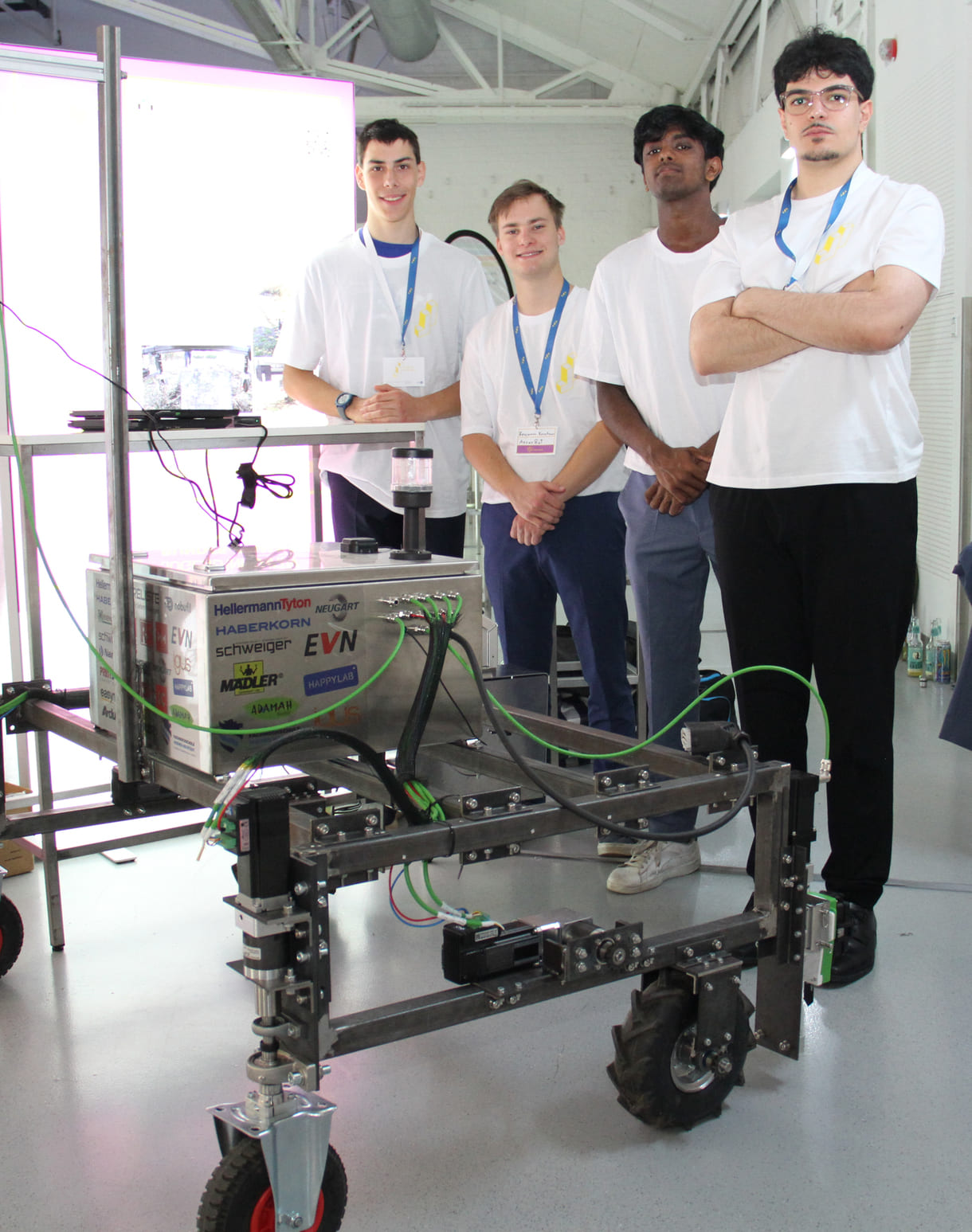 Erik Steger, Benjamin Kerschner, Milan Sebastian und Burhan Özbek mit ihrem Roboter für Bio-Landwirtschaft