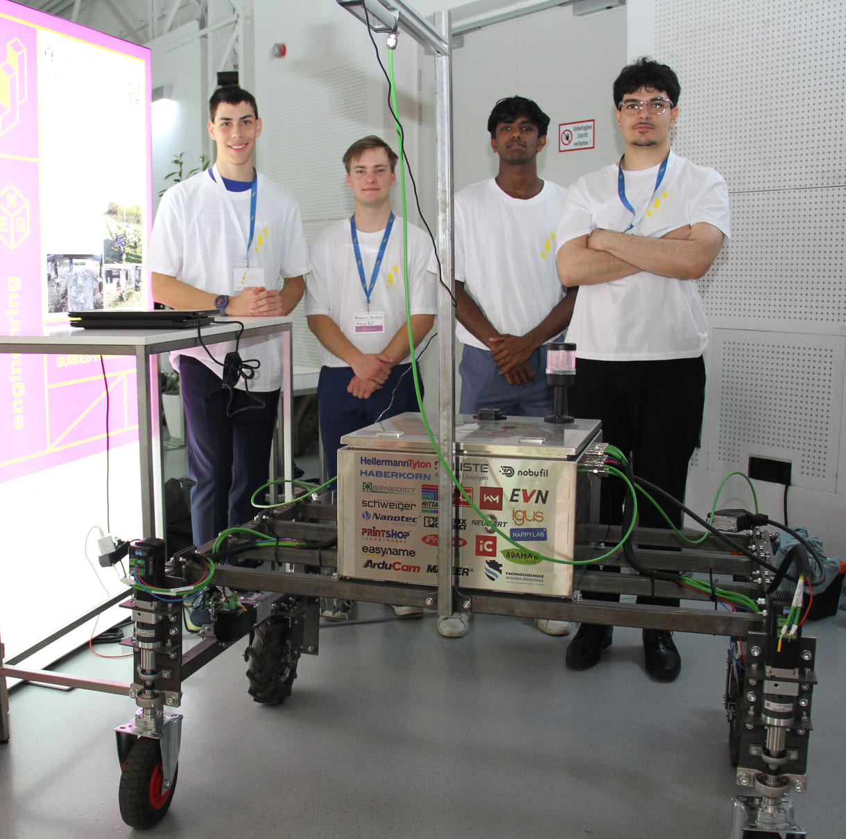 Erik Steger, Benjamin Kerschner, Milan Sebastian und Burhan Özbek mit ihrem Roboter für Bio-Landwirtschaft