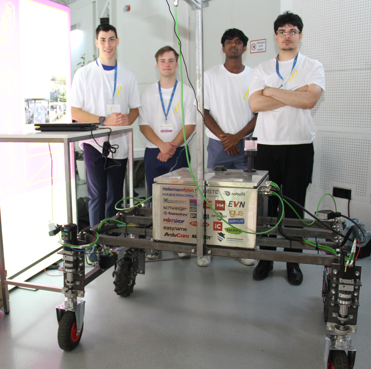 Erik Steger, Benjamin Kerschner, Milan Sebastian und Burhan Özbek mit ihrem Roboter für Bio-Landwirtschaft