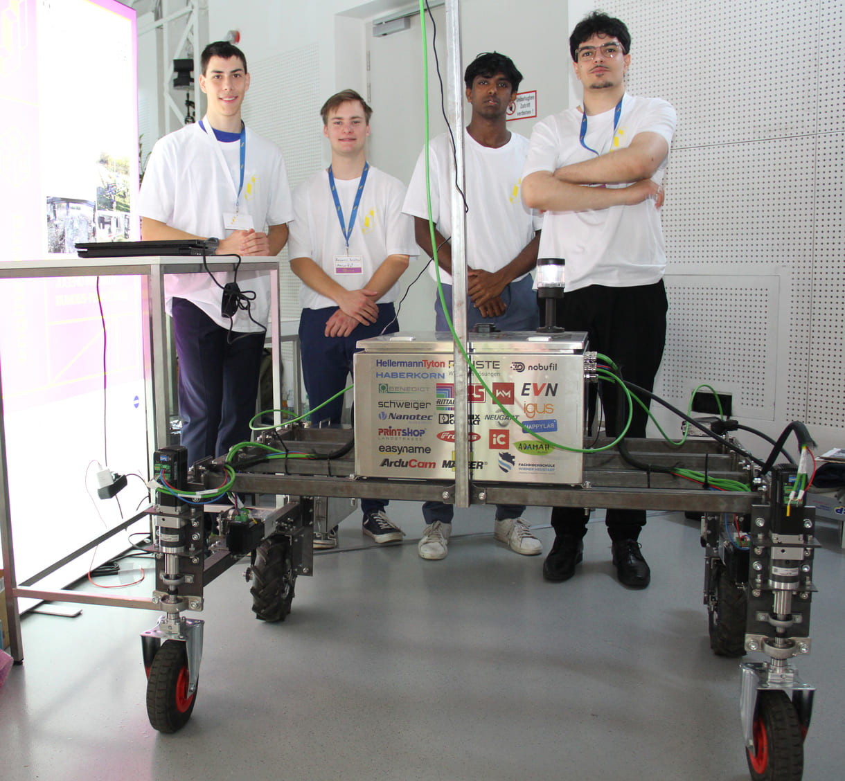 Erik Steger, Benjamin Kerschner, Milan Sebastian und Burhan Özbek mit ihrem Roboter für Bio-Landwirtschaft