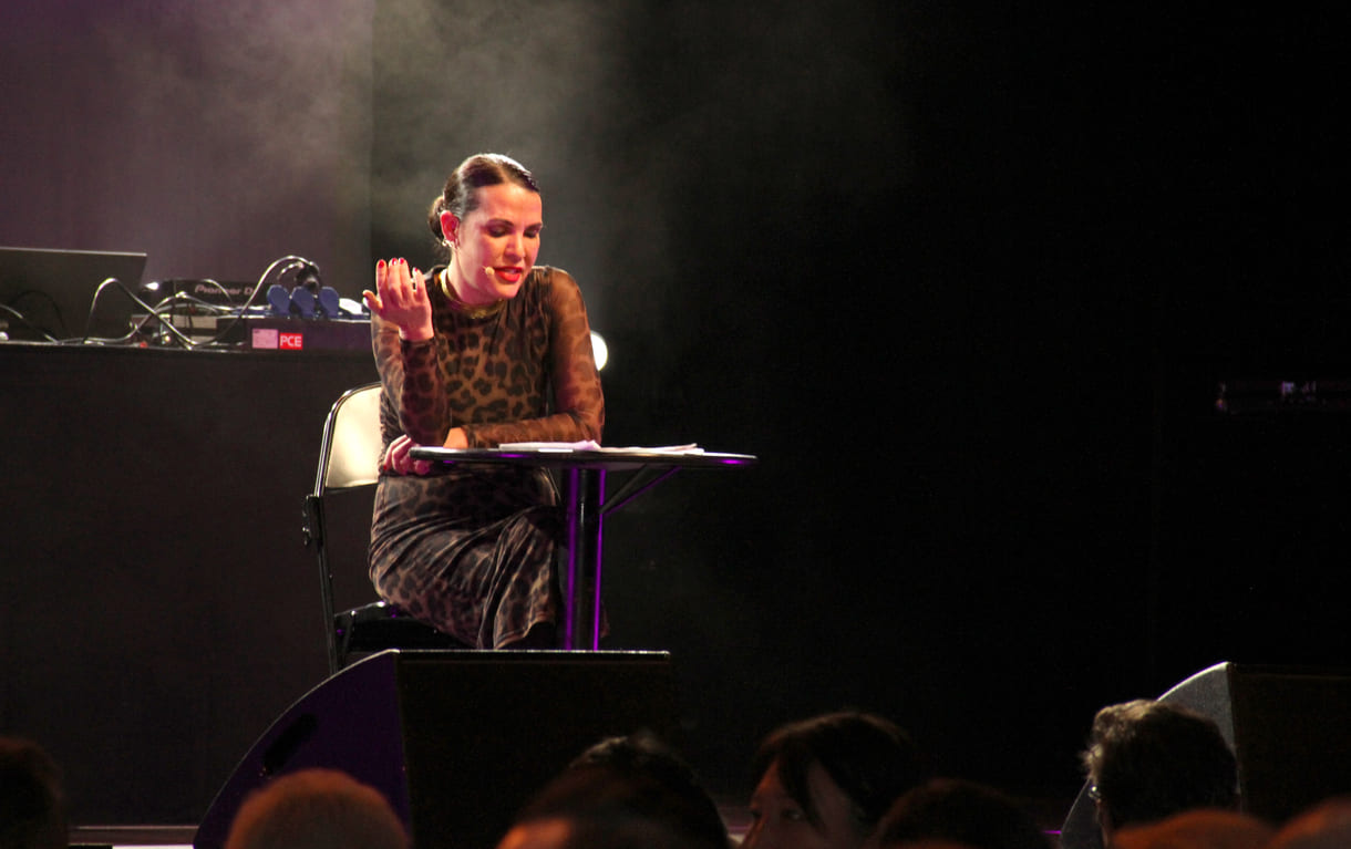 Auftritt der Kabarettistin Aida Loos beim Schul-Charity 