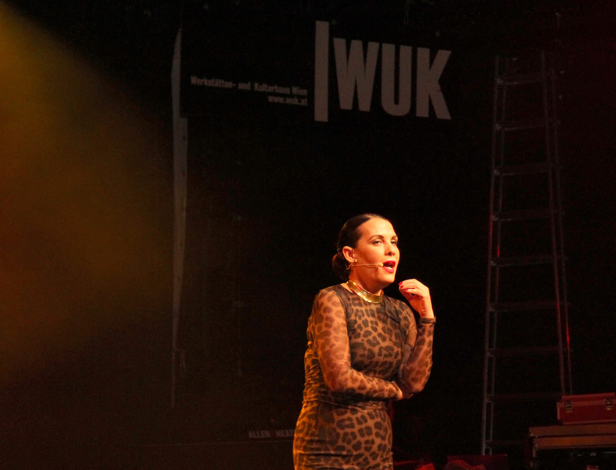 Auftritt der Kabarettistin Aida Loos beim Schul-Charity 