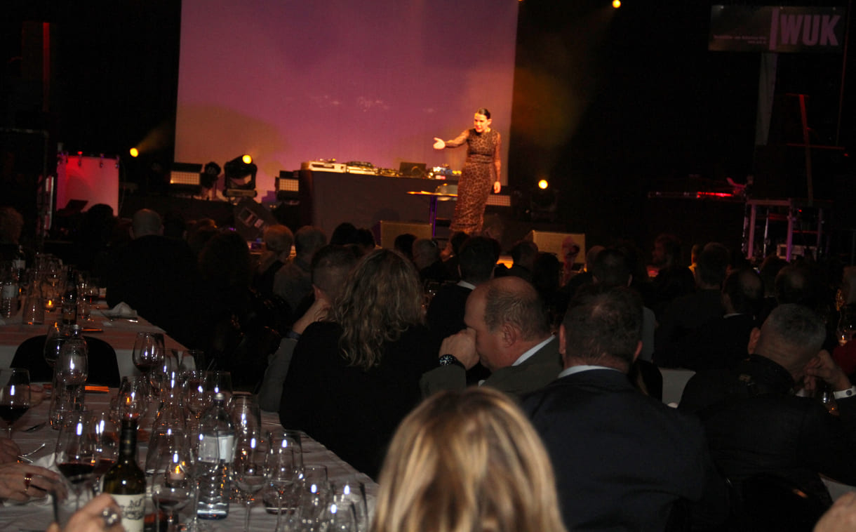 Auftritt der Kabarettistin Aida Loos beim Schul-Charity 