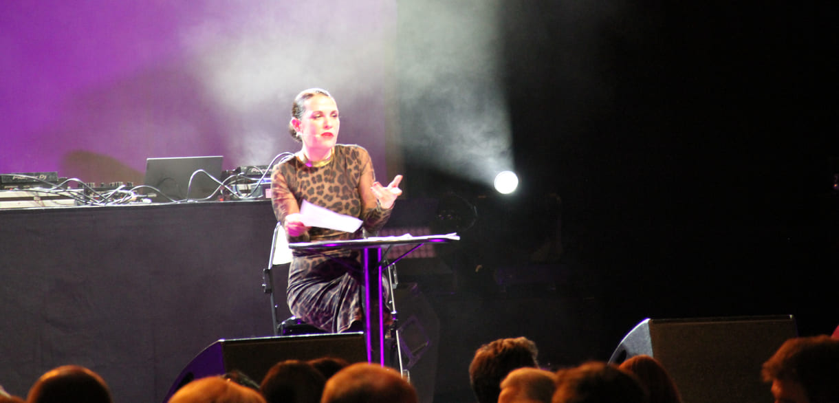 Auftritt der Kabarettistin Aida Loos beim Schul-Charity 