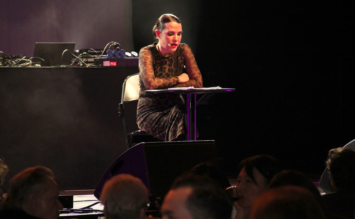 Auftritt der Kabarettistin Aida Loos beim Schul-Charity 