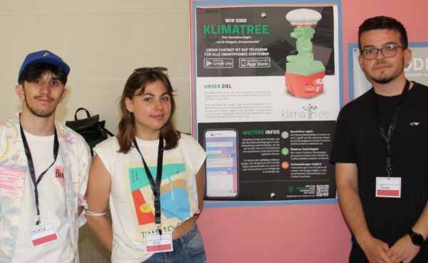 Braian Plaku, Viktoria Leqejza und Andrea Marku gewannen mit "Klimatree" die Kategorie Entrepreneurship