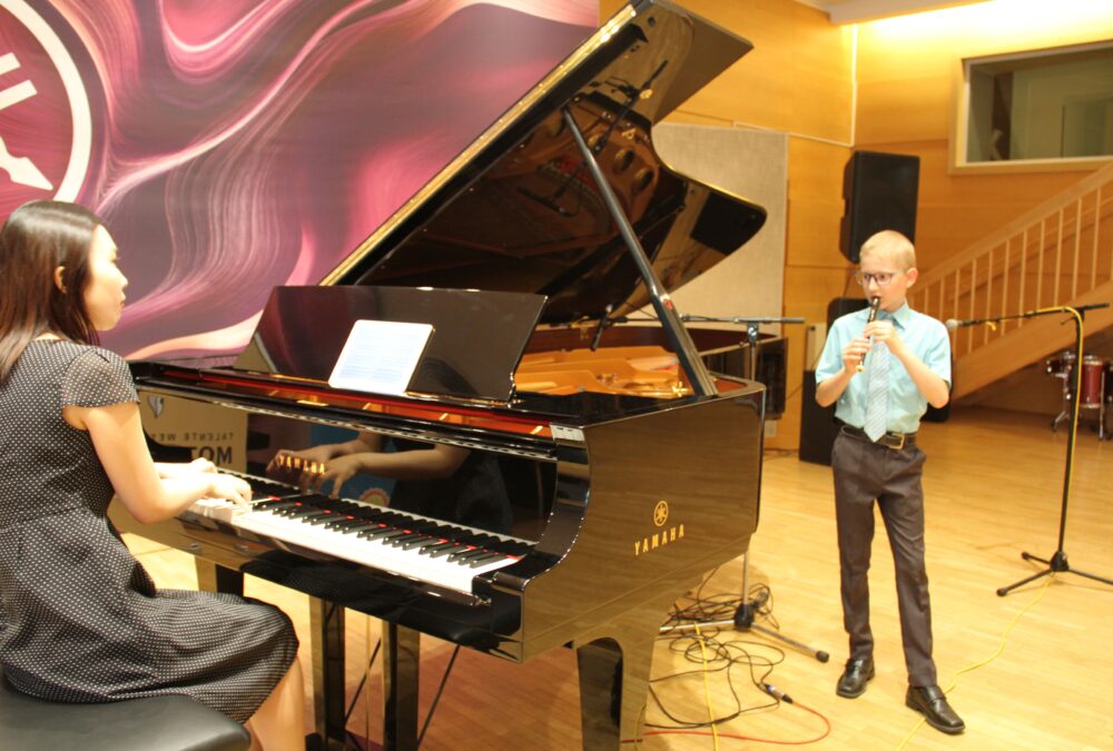 Alexander Umundum spielte mit Blockflöten - teils am Klavier begleitet von Rutsuki Kishikawa ...