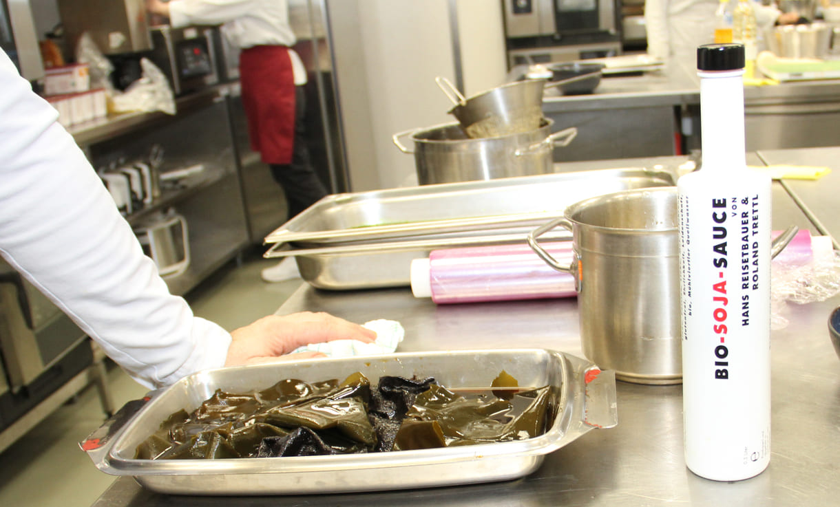 Algen und regionale Bio-Soja-Sauce