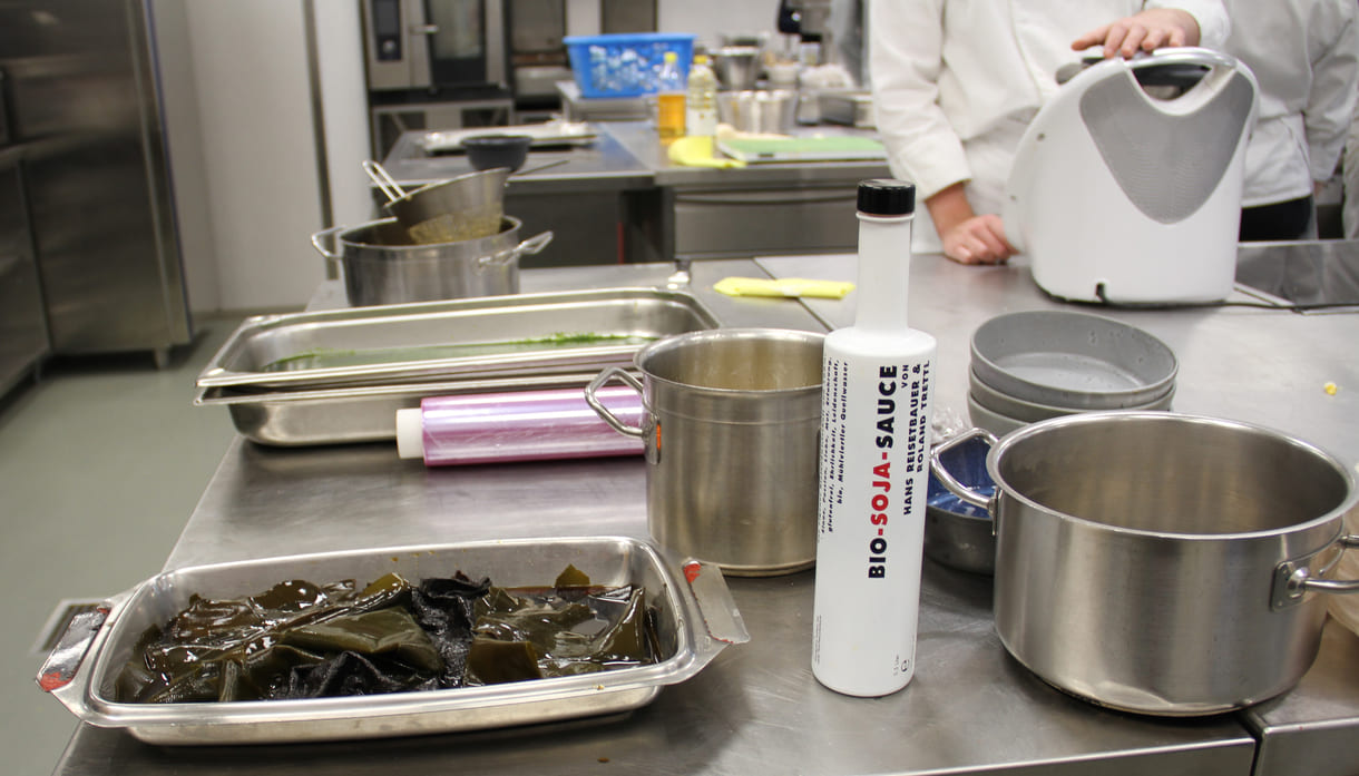 Algen und regionale Bio-Soja-Sauce