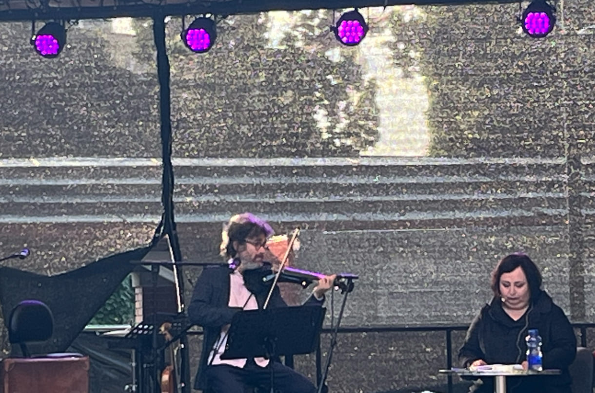 Alkosha Biz und Julya Rabinowich beim Kultursommer Wien im Wilhelmsdorfeer Park (Meidling)