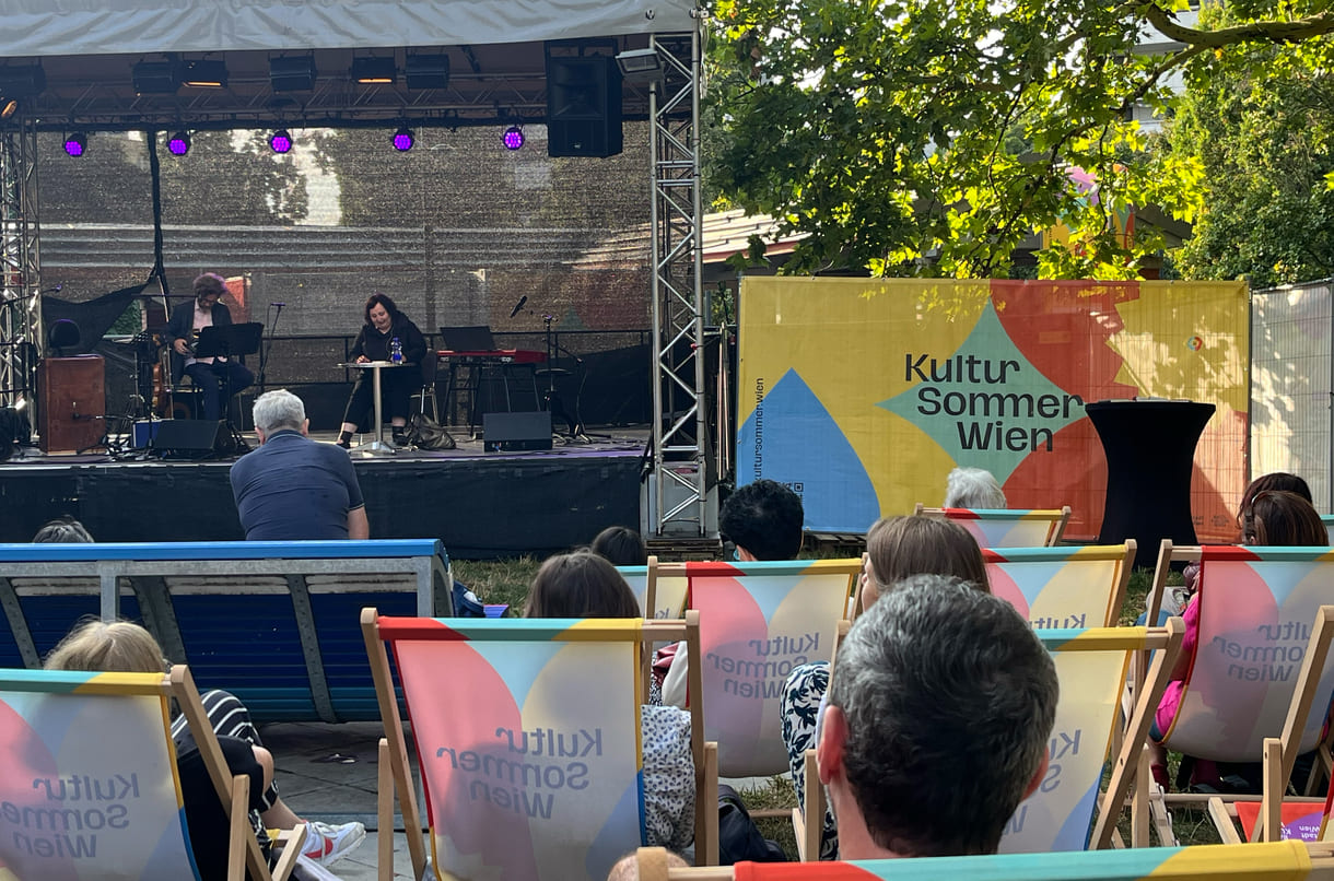 Alkosha Biz und Julya Rabinowich beim Kultursommer Wien im Wilhelmsdorfeer Park (Meidling)