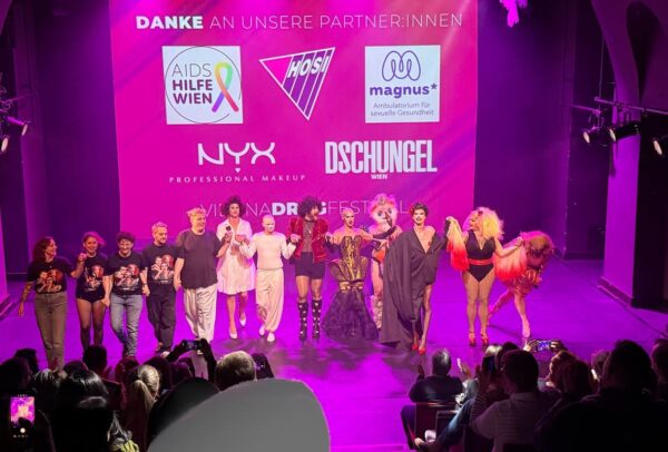 Alle Künstler:innen und die Crew im Hintergrund