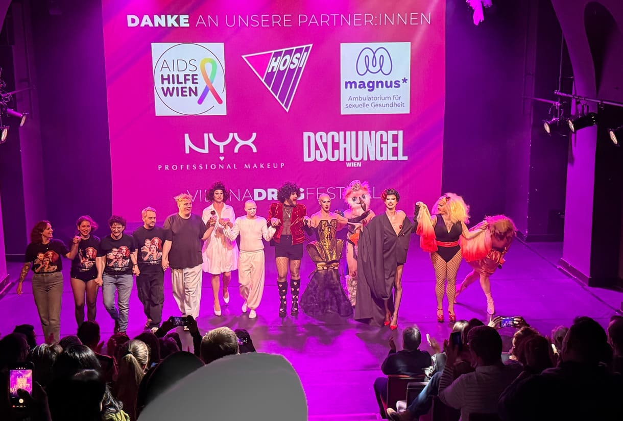 Alle Künstler:innen und die Crew im Hintergrund