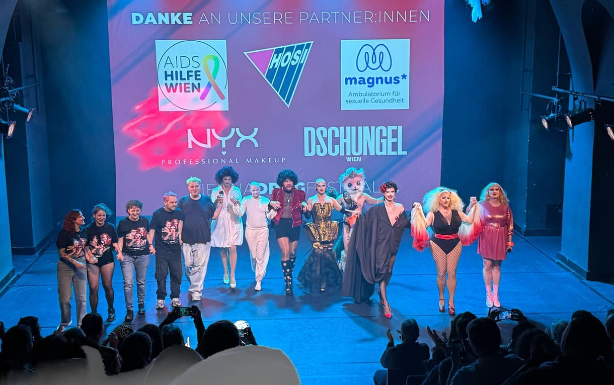 Alle Künstler:innen und die Crew im Hintergrund