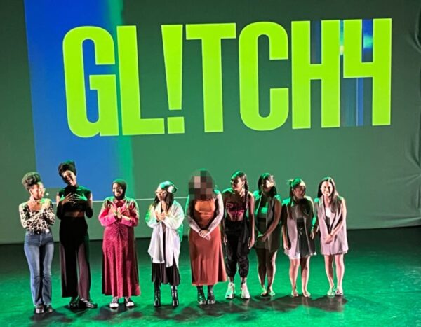 Alle Auftretenden beim Abend "Wem gehört die Bühne?" im Dschungel Wien - auf viel späteren Wunsch einer Teilnehmerin ist sie nun nicht mehr erkennbar, ihr Kopf verpixelt