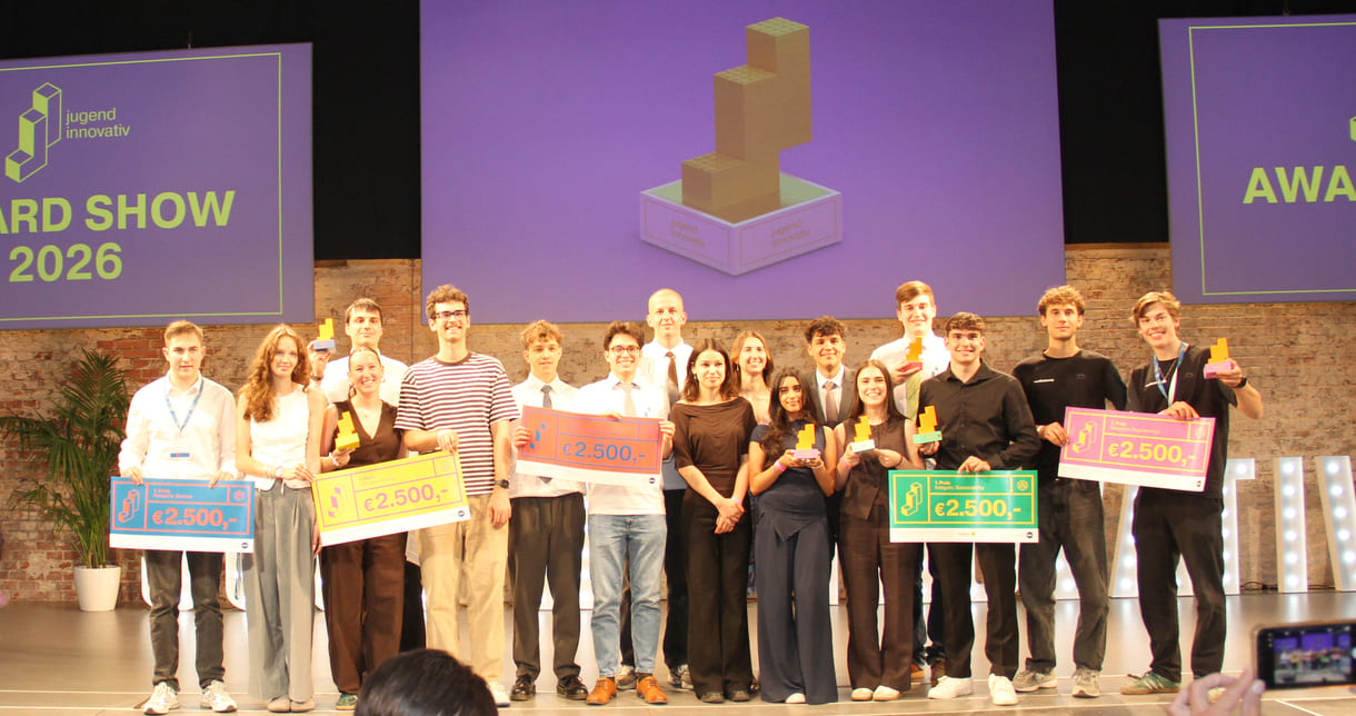 Gruppenfoto der erstplatzierten Teams aller Kategorien