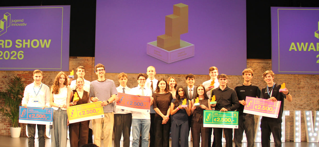 Gruppenfoto der erstplatzierten Teams aller Kategorien