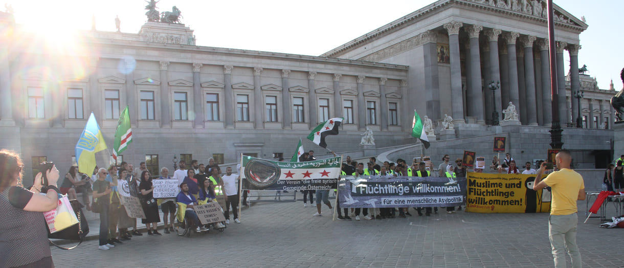 Großgruppenfoto mit Transparenten vor dem Parlament