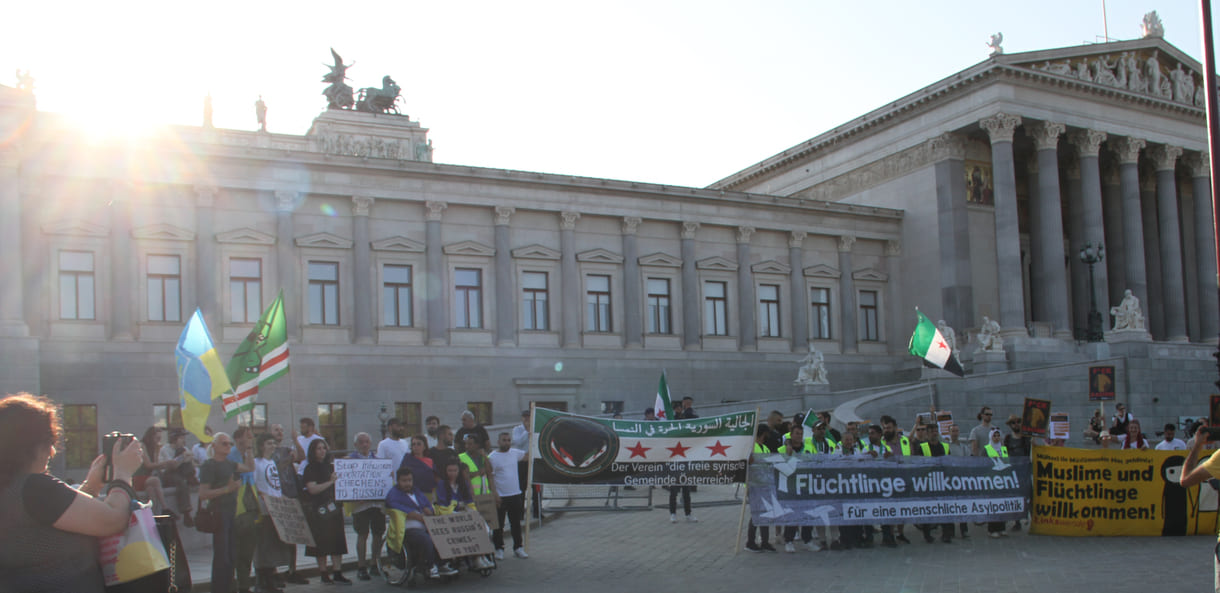 Großgruppenfoto mit Transparenten vor dem Parlament