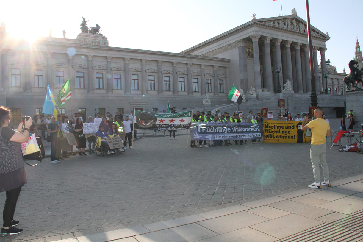 Großgruppenfoto mit Transparenten vor dem Parlament