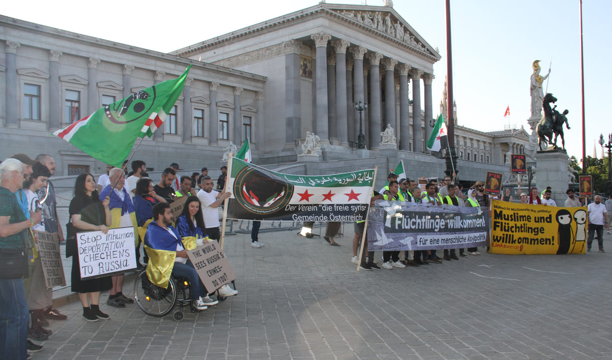 Großgruppenfoto mit Transparenten vor dem Parlament
