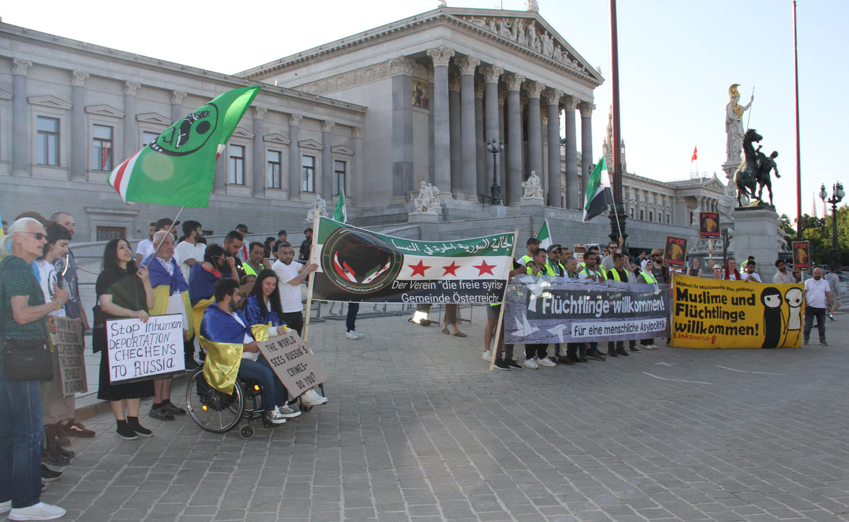 Großgruppenfoto mit Transparenten vor dem Parlament