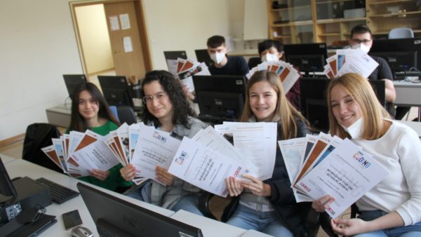 Jugendliche halten ihre vielen erworbenen Zertifikate in die Kamera