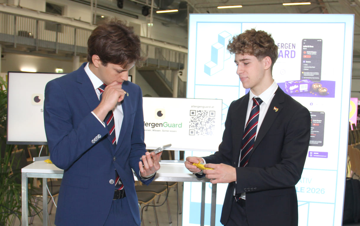 Teoman Can Çivici und Lucas Lammer, Gymnasiasten aus einer 7. Klasse des Theresianums (Wien) beim Allergen-Check via Handy-App