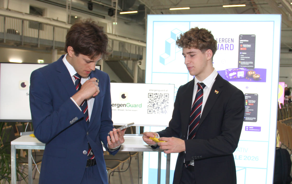 Teoman Can Çivici und Lucas Lammer, Gymnasiasten aus einer 7. Klasse des Theresianums (Wien) beim Allergen-Check via Handy-App