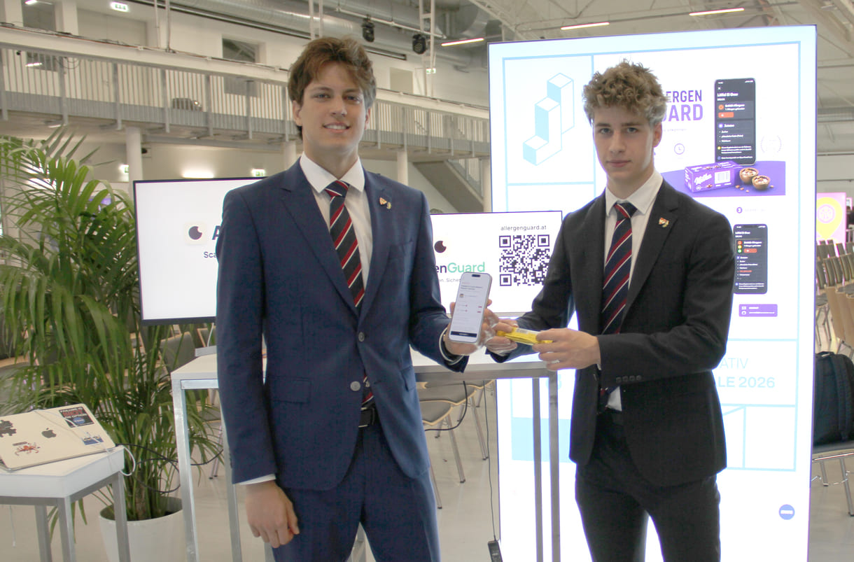 Teoman Can Çivici und Lucas Lammer, Gymnasiasten aus einer 7. Klasse des Theresianums (Wien) beim Allergen-Check via Handy-App
