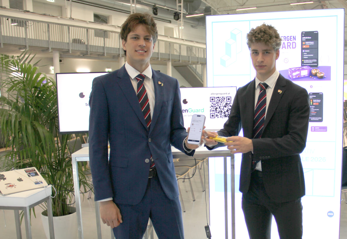 Teoman Can Çivici und Lucas Lammer, Gymnasiasten aus einer 7. Klasse des Theresianums (Wien) beim Allergen-Check via Handy-App