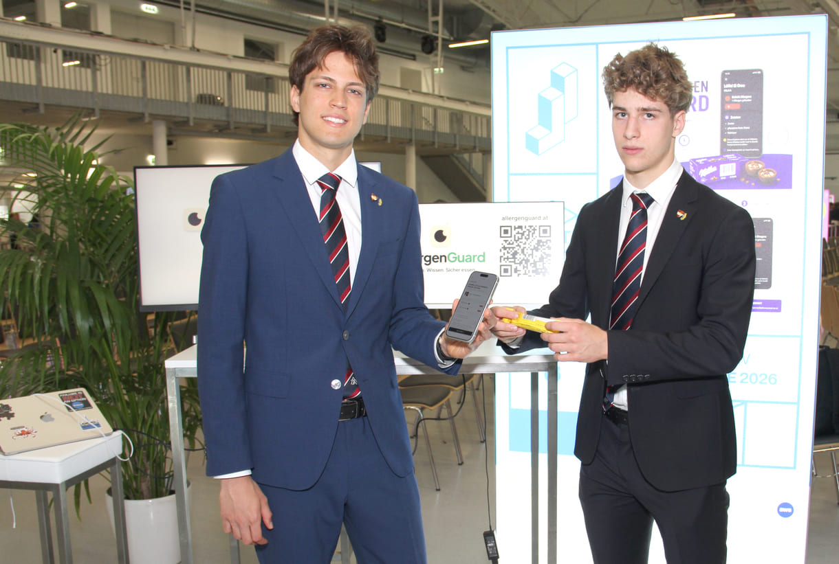 Teoman Can Çivici und Lucas Lammer, Gymnasiasten aus einer 7. Klasse des Theresianums (Wien) beim Allergen-Check via Handy-App