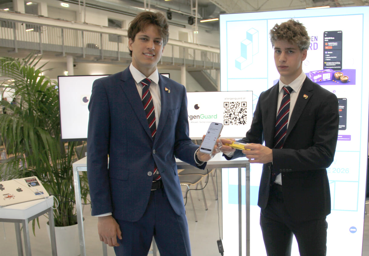 Teoman Can Çivici und Lucas Lammer, Gymnasiasten aus einer 7. Klasse des Theresianums (Wien) beim Allergen-Check via Handy-App
