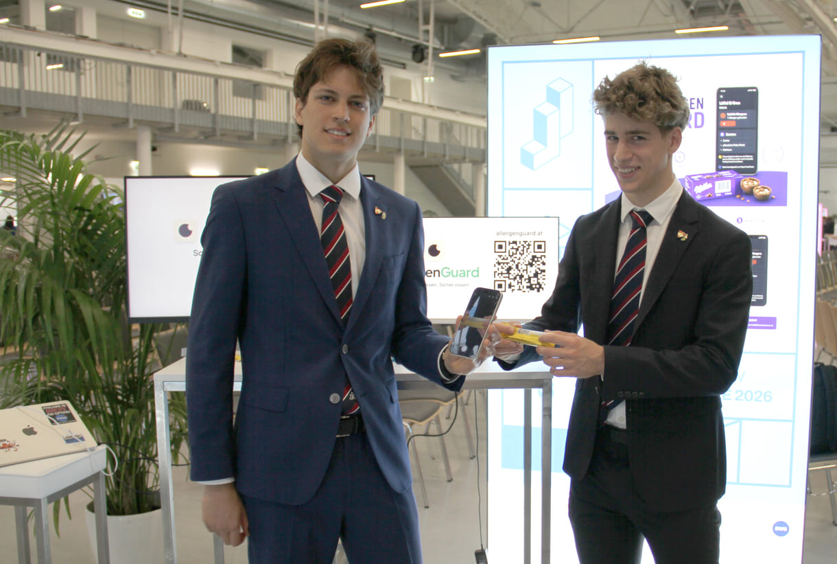 Teoman Can Çivici und Lucas Lammer, Gymnasiasten aus einer 7. Klasse des Theresianums (Wien) beim Allergen-Check via Handy-App