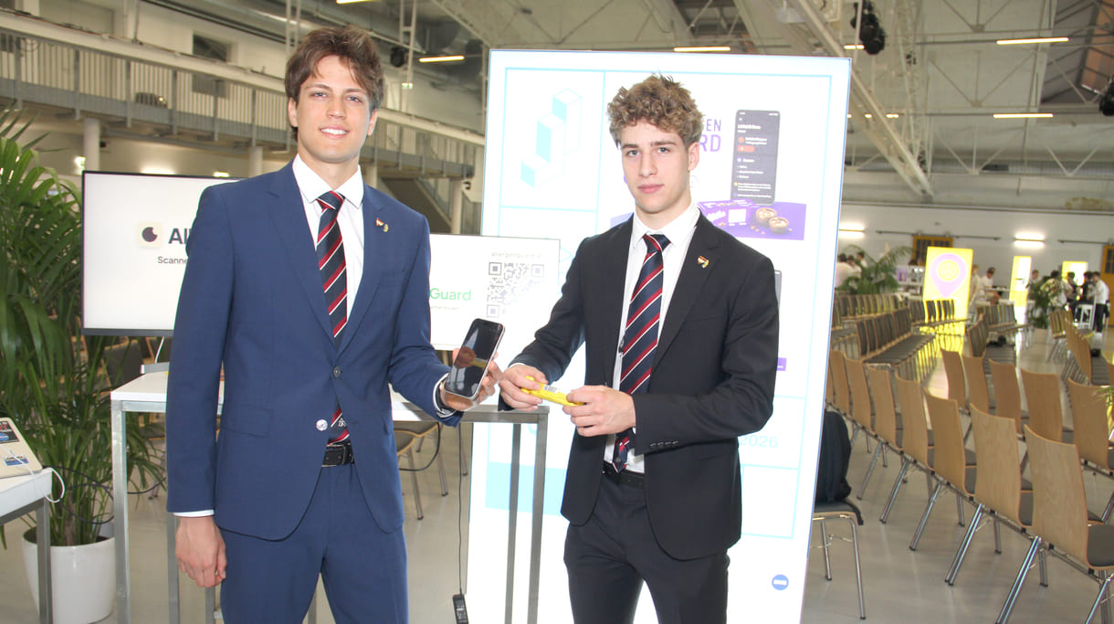 Teoman Can Çivici und Lucas Lammer, Gymnasiasten aus einer 7. Klasse des Theresianums (Wien) beim Allergen-Check via Handy-App