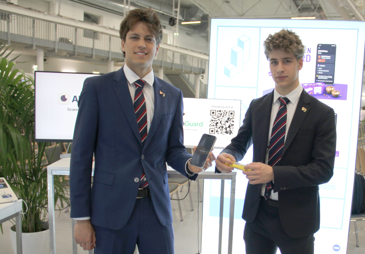 Teoman Can Çivici und Lucas Lammer, Gymnasiasten aus einer 7. Klasse des Theresianums (Wien) beim Allergen-Check via Handy-App