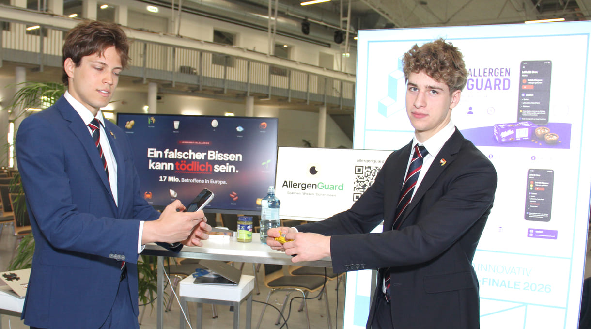Teoman Can Çivici und Lucas Lammer, Gymnasiasten aus einer 7. Klasse des Theresianums (Wien) beim Allergen-Check via Handy-App