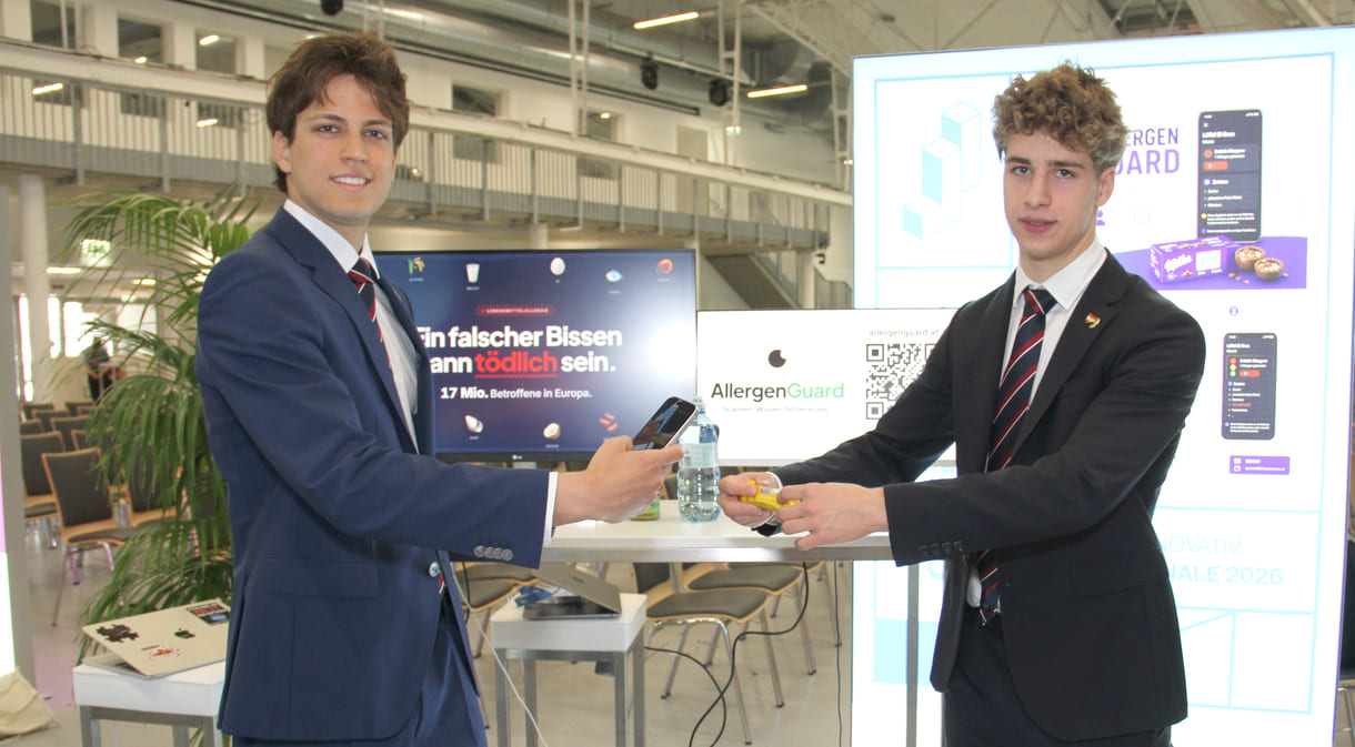 Teoman Can Çivici und Lucas Lammer, Gymnasiasten aus einer 7. Klasse des Theresianums (Wien) beim Allergen-Check via Handy-App