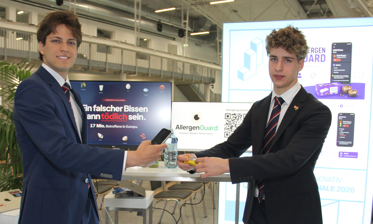 Teoman Can Çivici und Lucas Lammer, Gymnasiasten aus einer 7. Klasse des Theresianums (Wien) beim Allergen-Check via Handy-App