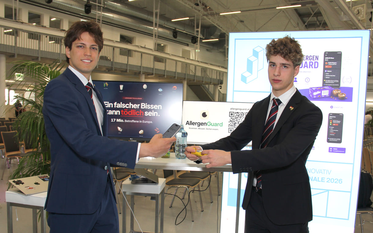 Teoman Can Çivici und Lucas Lammer, Gymnasiasten aus einer 7. Klasse des Theresianums (Wien) beim Allergen-Check via Handy-App
