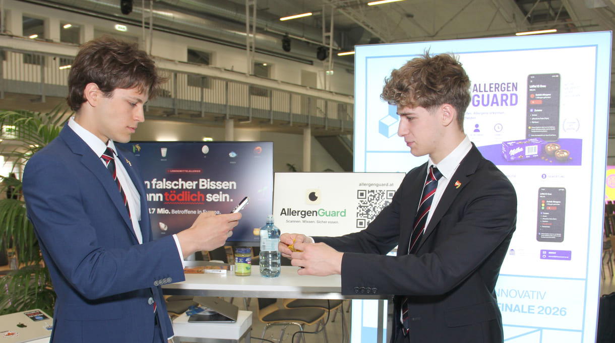 Teoman Can Çivici und Lucas Lammer, Gymnasiasten aus einer 7. Klasse des Theresianums (Wien) beim Allergen-Check via Handy-App