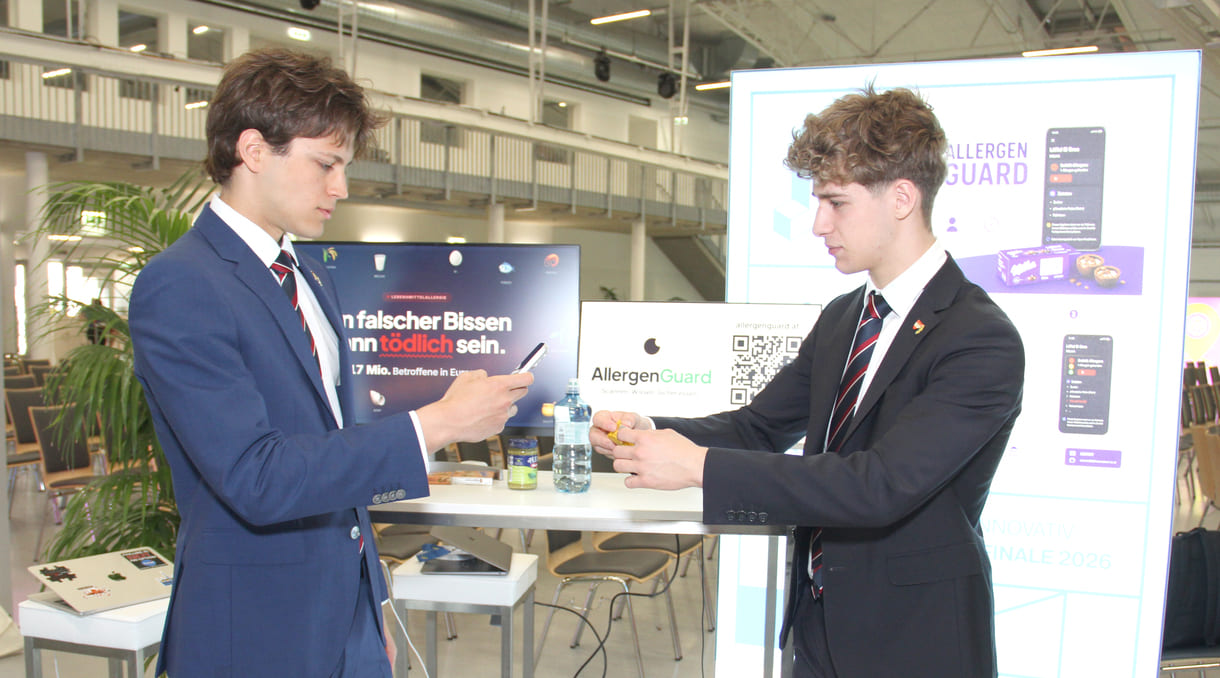 Teoman Can Çivici und Lucas Lammer, Gymnasiasten aus einer 7. Klasse des Theresianums (Wien) beim Allergen-Check via Handy-App