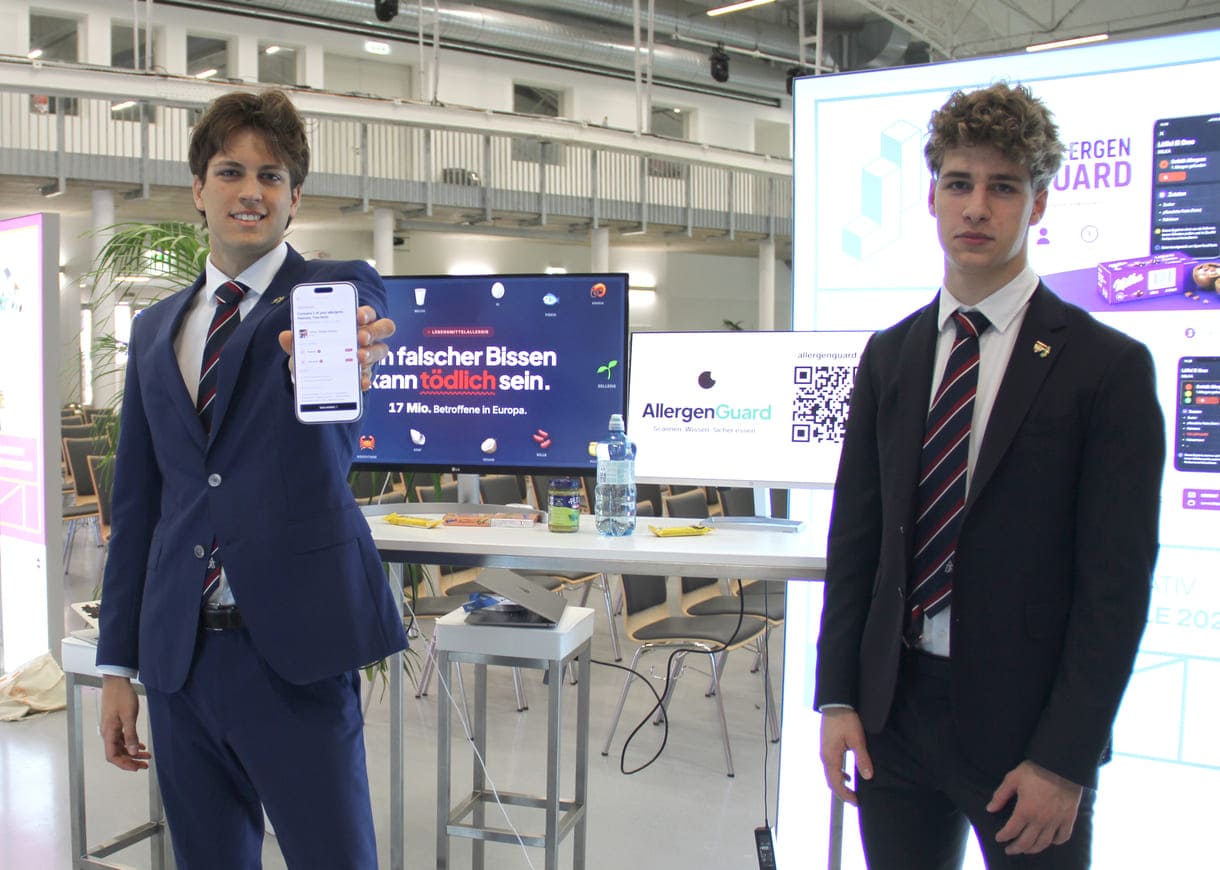 Teoman Can Çivici und Lucas Lammer, Gymnasiasten aus einer 7. Klasse des Theresianums (Wien) beim Allergen-Check via Handy-App